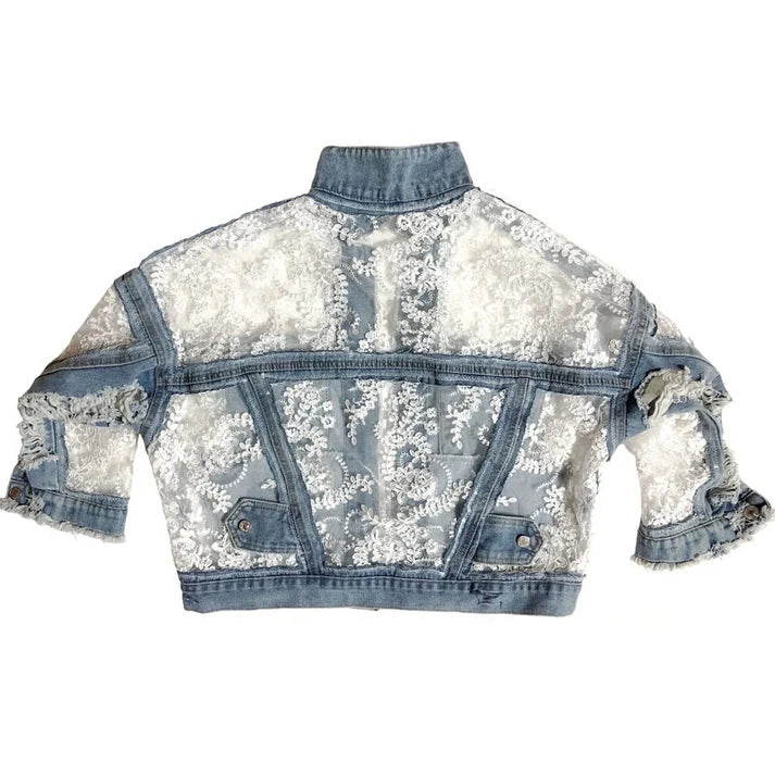 Chaqueta vaquera con bordes deshilachados