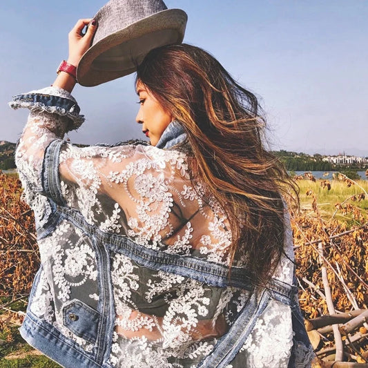 Chaqueta vaquera con bordes deshilachados