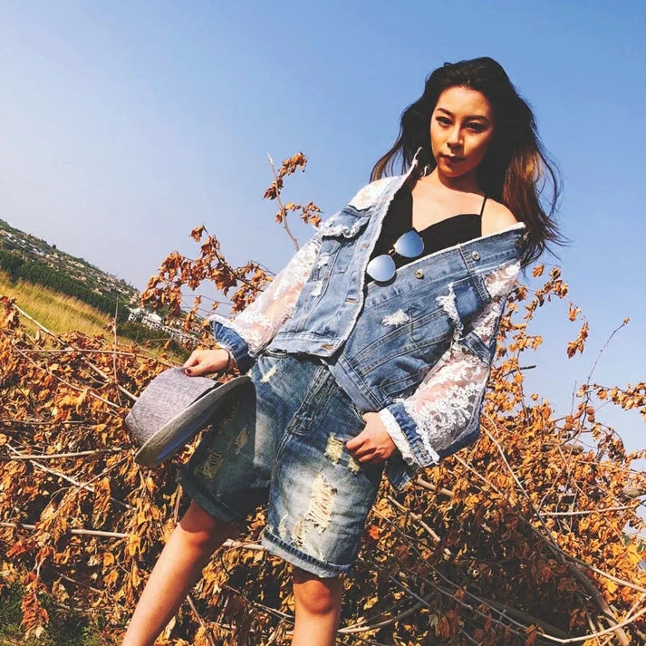 Chaqueta vaquera con bordes deshilachados